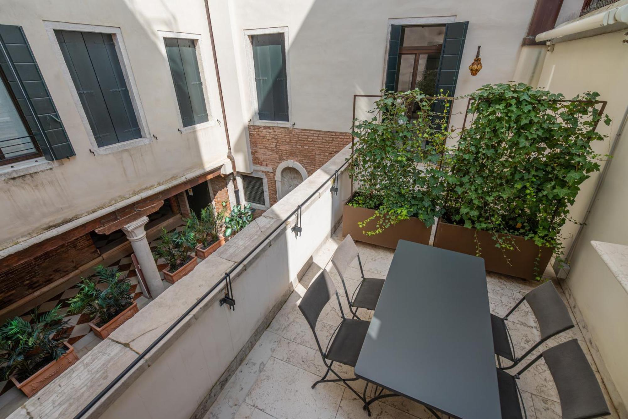 Palazzo Morosini Degli Spezieri - Lifestyle Apartments Венеция Экстерьер фото