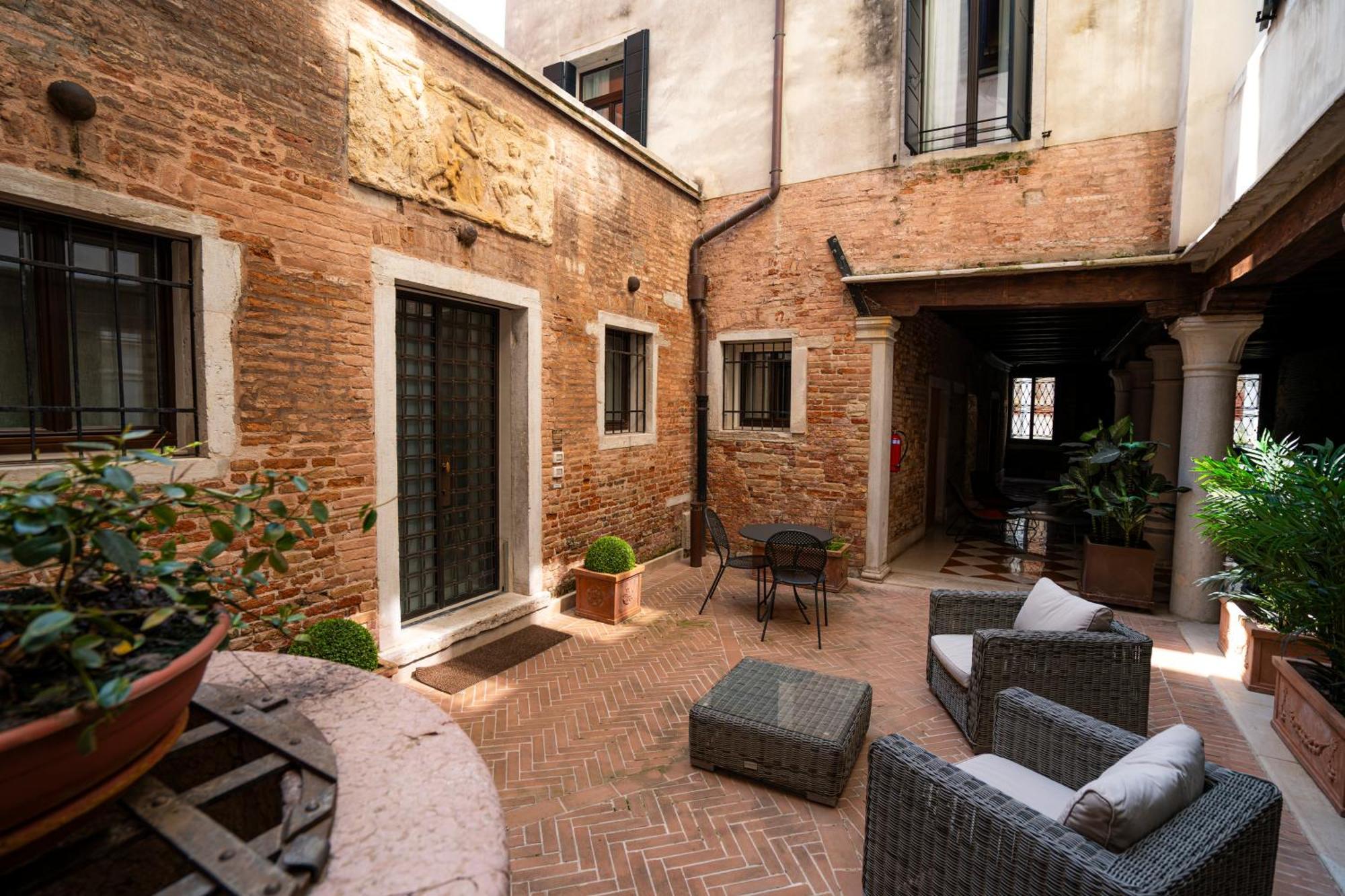 Palazzo Morosini Degli Spezieri - Lifestyle Apartments Венеция Экстерьер фото